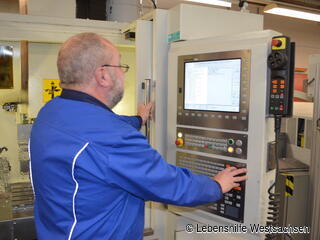 Behindertenwerkstatt Reinsdorf - Metallbearbeitung mit CNC-Fräsbearbeitungszentrum