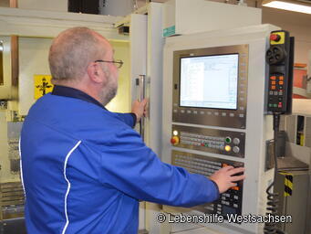 Behindertenwerkstatt Reinsdorf - Metallbearbeitung mit CNC-Fräsbearbeitungszentrum